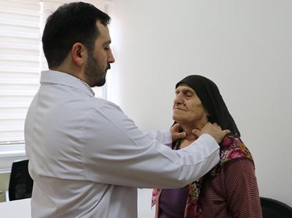 Boğazından 30 Santimetre Tiroid Kitlesi Çıkarılan Hasta Şikayetlerinden Kurtuldu