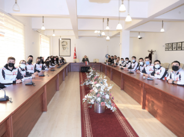 Rektörümüz, Üniversitemiz Erkek ve Bayan Voleybol Takımını Tebrik Etti